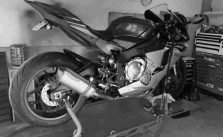 Will low oil cause a motorcycle not to start